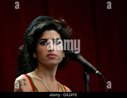 Amy Winehouse se produit sur la scène Pyramide au Glastonbury Festival de 2007 à Carry Farm à Pilton, Somerset. Banque D'Images