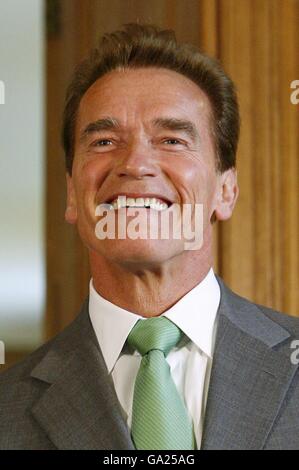 Le gouverneur de Californie Arnold Schwarzenegger sourit lors d'une conférence de presse conjointe avec le Premier ministre britannique Tony Blair (non représenté) à la résidence de Blair au 10 Downing Street, pour une réunion avec les dirigeants d'entreprise. Banque D'Images