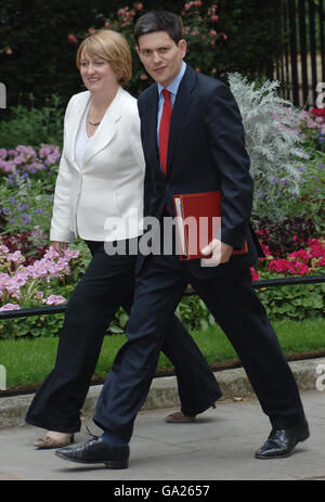 Le nouveau secrétaire aux Affaires étrangères, David Miliband, et le nouveau secrétaire à l'intérieur, Jacqui Smith, à Downing Street, à Londres, arrivent pour leur première réunion du cabinet avec le premier ministre, Gordon Brown. Banque D'Images