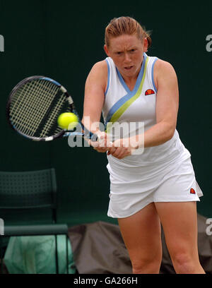 Naomi Cavaday, en Grande-Bretagne, en action dans les doubles féminins contre Stephanie Foretz, en France, et Selima Sfar, en Tunisie, lors du championnat de tennis de pelouse de toute l'Angleterre à Wimbledon. Banque D'Images