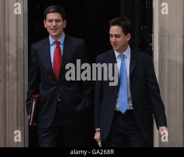 Le nouveau secrétaire aux Affaires étrangères David Miliband (à gauche) et son frère, le secrétaire du Cabinet Ed Miliband, à Downing Street, à Londres, à la suite de leur première réunion du Cabinet avec le Premier ministre Gordon Brown. Banque D'Images