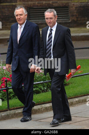 Peter Hain, secrétaire au travail et aux pensions (à gauche) et John Hutton, secrétaire d'État chargé des affaires, des entreprises et de la réforme réglementaire, à Downing Street, à Londres, en vue de leur première réunion du Cabinet avec le premier ministre Gordon Brown. Banque D'Images