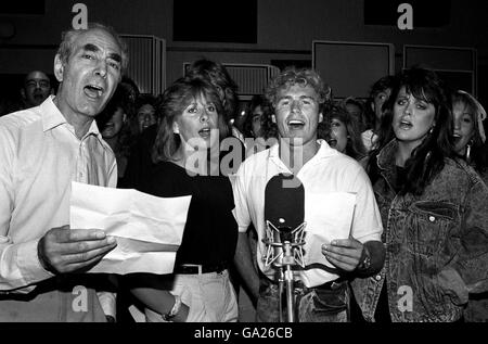 (G-D) l'acteur Leonard Fenton, qui joue le Dr Legg dans Eastenders, la chanteuse Marti Webb, l'acteur Chris Quentin, qui joue Brian Tilsley dans Coronation Street et la personnalité de la télévision Kate Robbins. Les stars d'un studio d'enregistrement londonien chantent aujourd'hui leur version de « Bridge Over Troubled Water » pour fournir plus d'argent au fonds fiduciaire du massacre de Hungerford. Banque D'Images