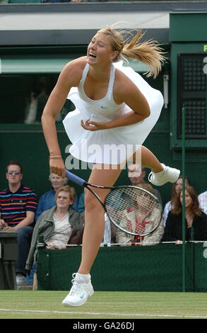 Tennis - Championnat de Wimbledon 2007 - quatrième jour - All England Club.Maria Sharapova, de Russie, en action contre Severine Bremond, de France, lors du Championnat d'Angleterre de tennis sur gazon à Wimbledon. Banque D'Images