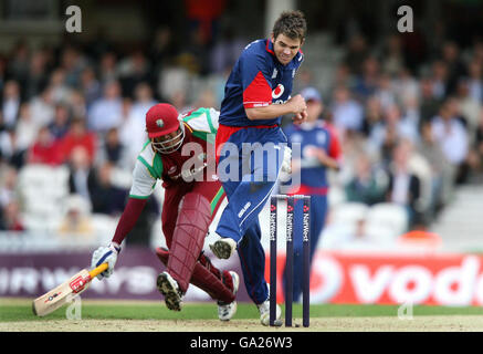 James Anderson, en Angleterre, essaie de lancer le ballon sur les souches et de lancer Runako Morton pendant le match international de NatWest Twenty20 au Brit Oval, Londres. Banque D'Images