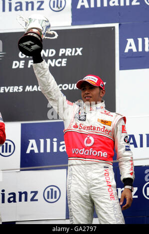 Course automobile Formula One - Grand Prix de France - course - Magny cours.Lewis Hamilton, en Grande-Bretagne, célèbre la troisième place sur le podium après le Grand Prix de France à Magny cours, Nevers, France. Banque D'Images