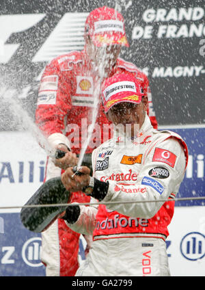 Course automobile Formula One - Grand Prix de France - course - Magny cours.Lewis Hamilton, en Grande-Bretagne, célèbre la troisième place sur le podium après le Grand Prix de France à Magny cours, Nevers, France. Banque D'Images