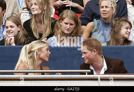 Le prince Harry de Grande-Bretagne parle à sa petite amie Chelsy Davy au stade Wembley, dans le nord-ouest de Londres, lors du concert pop d'aujourd'hui, avec des stars à la mémoire de Diana, princesse de Galles. Banque D'Images