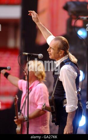 Le statu quo se déroule lors du concert de charité à la mémoire de Diana, princesse de Galles, à l'occasion de ce qui aurait été son 46e anniversaire au stade Wembley, à Londres. Banque D'Images