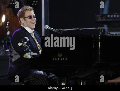 Elton John se produit au stade Wembley, dans le nord-ouest de Londres, au cours du concert pop d'aujourd'hui à la mémoire de Diana, princesse de Galles. Banque D'Images