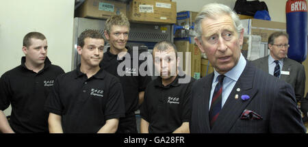 Le Prince de Galles lors d'une visite à RACE Engineering, une petite entreprise à Paisley soutenue par le Prince's Scottish Youth Business Trust (PSYBT). Banque D'Images