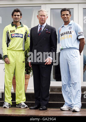 Le Prince Charles de Grande-Bretagne, le Prince de Galles, au centre, rencontre le capitaine Shoaib Malik du Pakistan, à gauche, et le capitaine Rahul Sharad Dravid de l'Inde, à droite, devant leur future Friendship Cup un match international de cricket d'une journée au terrain de cricket de Citylets Titwood, à Glasgow, en Écosse. Banque D'Images