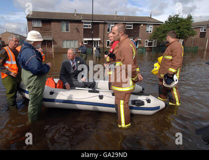 Le Prince de Galles voit les inondations à Toll Bar près de Doncaster aujourd'hui où il a été emmené par canot dans les parties les plus touchées du village inondé. Banque D'Images