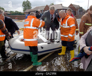 Le Prince de Galles est aidé d'un canot après qu'on lui a montré les inondations au Toll Bar près de Doncaster. Banque D'Images