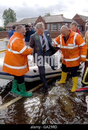 Le Prince de Galles est aidé d'un canot après qu'on lui a montré les inondations au Toll Bar près de Doncaster. Banque D'Images