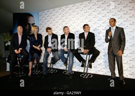 Lewis Hamilton (à droite) sur scène avec JEAN-Christophe Babin, PDG et président mondial DE TAG Heuer (2e à droite) et un panel de célébrités composé de Tom Aikens (3e à gauche), Dylan Jones, rédacteur en chef de GQ (à gauche), Gabby Logan et Nick Mason, batteur Pink Floyd (3e à droite)Pendant la TAG Heuer Party pour Vodafone McLaren Mercedes F1 pilote, Lewis Hamilton, à l'Hôtel Hempel, ouest de Londres. Banque D'Images