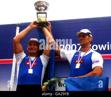 Aviron - coupe du monde 2007 - Bosbaan.Tonu Endrekson (l) et Jueri Jaanson (r) d'Estonie célèbrent avec le trophée après avoir remporté la finale A des doubles chaboisseaux pour hommes Banque D'Images