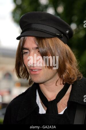 Liam Gallagher à l'ancien membre de Stone Roses a fait tourner le lancement de l'artiste John Squire de son exposition, "John Squire: New Work", à la Smithfield Gallery dans le centre de Londres. Banque D'Images