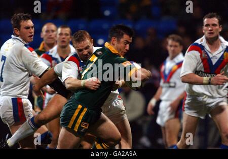 Andrew Johns, de l'Australie, traverse la défense de la Grande-Bretagne pour atteindre faites un deuxième essai Banque D'Images