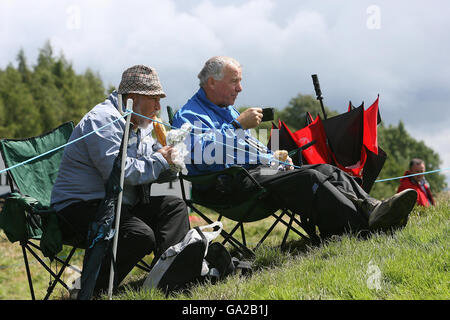 Spectateurs profitant du soleil et d'un sandwich lors de l'Open d'Europe Smurfit Kappa au K Club, Co Kildare, Dublin, Irlande. Banque D'Images