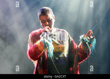 Sinead O'Connor joue la scène des sons des animaux de compagnie pendant le festival de musique d'Oxegen à l'hippodrome de Punchestown, Co Kildare. Banque D'Images