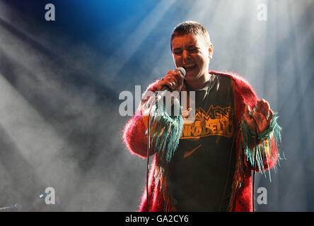 Sinead O'Connor joue la scène des sons des animaux de compagnie pendant le festival de musique d'Oxegen à l'hippodrome de Punchestown, Co Kildare. Banque D'Images