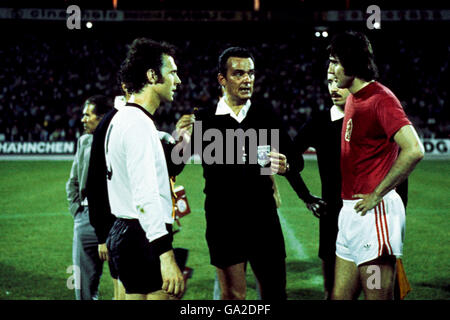 Franz Beckenbauer (l), capitaine de l'Allemagne de l'Ouest, et Anton Ondrus, capitaine de la Tchécoslovaquie (r), avec Referee Sergio Gonella (c) Banque D'Images
