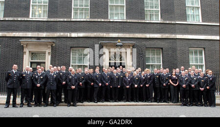 Les agents font la queue sur les marches de la rue Downing no 10 avant les présentations des Prix de la bravoure de la police d'aujourd'hui. Banque D'Images