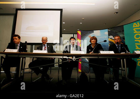 (De gauche à droite)Mike Taylor, directeur de Hopkins Architects (l'équipe gagnante), David Higgins, directeur général de l'ODA, Sebastian COE, président du Comité d'organisation de Londres, la ministre olympique Tessa Jowell et championne olympique du cyclisme et membre du jury de conception, Chris Hoy participe à une conférence de presse dans les bureaux de l'ODA à Canary Wharf, dans le centre de Londres. Banque D'Images