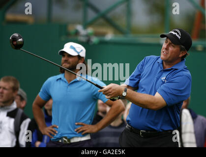 Golf - Barclays Scottish Open - première journée - Loch Lomond.Phil Mickelson sur le premier tee pendant le Barclays Scottish Open à Loch Lomond, Glasgow. Banque D'Images