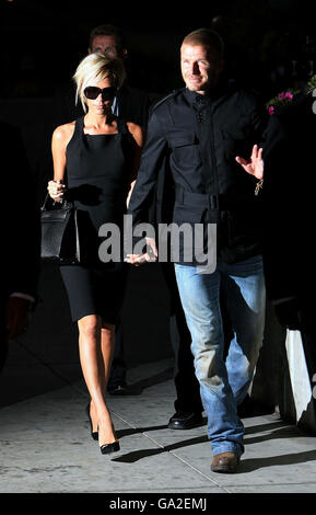 Beckhams arrivent à Los Angeles.David et Victoria Beckham arrivent aujourd'hui à l'aéroport LAX de Los Angeles. Banque D'Images