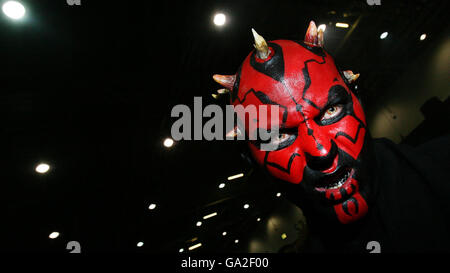 PHOTO AUTONOME UN fan de Star Wars habillé comme 'darth Maul' à la Convention Star Wars dans le centre Excel de Londres. Banque D'Images