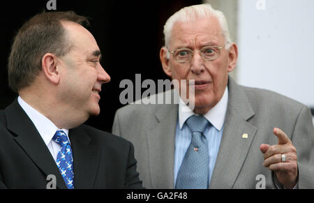 De gauche à droite, le premier ministre écossais, Alex Salmond, et le premier ministre de l'Irlande du Nord, Ian Paisley, avant une session du Conseil britannique-irlandais, rassemblant les chefs de toutes les administrations dévotées du Royaume-Uni, dans les édifices du Parlement, à Stormont. Banque D'Images