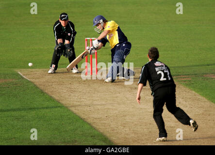 Hamish Marshall, de Gloucestershire, dirige une livraison de Daryl Mitchell, de Worcestershire, lors du match final de la coupe Twenty20 au County Ground, à Bristol. Banque D'Images