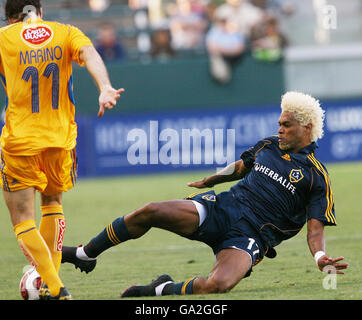 Football - amical - LA Galaxy v Tigres UANL - le Home Depot Center.Abel Xavier de LA Gallaxy s'attaque aux Tigres Guillermo Marino (à gauche) lors d'un match amical au Home Depot Center, Los Angeles, Etats-Unis. Banque D'Images