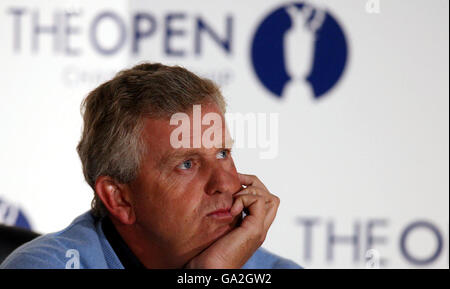 Colin Montgomerie, en Écosse, parle aux médias lors d'une conférence de presse lors de la journée de pratique du 136e Open Championship à Carnoustie, en Écosse. Banque D'Images