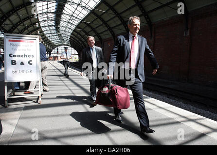 Tony Blair quitte la gare de Darlington sur le chemin du retour à Londres, après avoir passé du temps chez Sedgefield. Banque D'Images