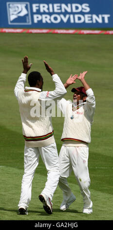 Chris Gayle (à gauche), le batteur des Antilles, célèbre avec le capitaine de l'équipe Ramnaresh Sarwan après avoir congédié Alastair Cook en Angleterre avec ses coéquipiers lors du deuxième test au terrain de cricket de Headingley, à Leeds Banque D'Images