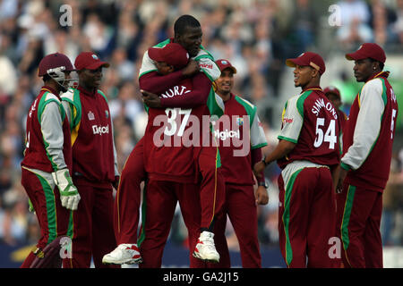 Darren Sammy des Antilles célèbre avec ses coéquipiers après avoir revendiqué la Le cricket de Kevin Pietersen, en Angleterre Banque D'Images
