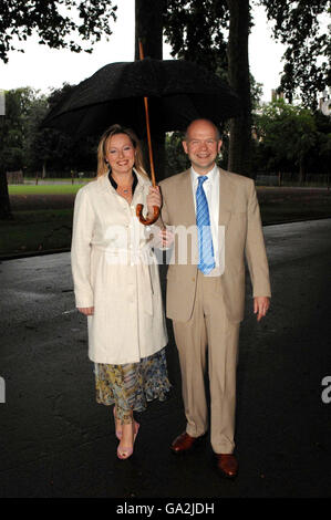 William Hague et sa femme Ffion arrivent au bal du parti conservateur dans le parc de l'hôpital Royal Chelsea, à Londres. Banque D'Images