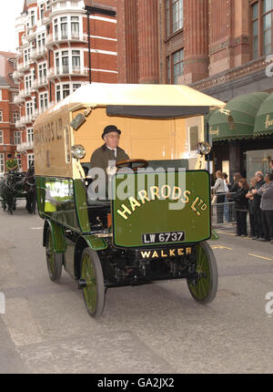 Sarah Michelle Gellar ouvre Harrods Londres - Vente d'été Banque D'Images