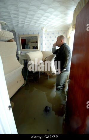 De retour pour quelques possessions, Carl Harris de Toll Bar près de Doncaster est retourné à sa maison dans le village pour la première fois aujourd'hui depuis les inondations. La maison était encore très inondée mais est peu en recul. Banque D'Images