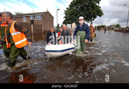 Le Prince de Galles voit les inondations à Toll Bar près de Doncaster aujourd'hui où il a été emmené par canot dans les parties les plus touchées du village inondé. Banque D'Images