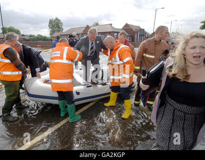 Le Prince de Galles voit les inondations à Toll Bar près de Doncaster aujourd'hui où il a été emmené par canot dans les parties les plus touchées du village inondé. Banque D'Images