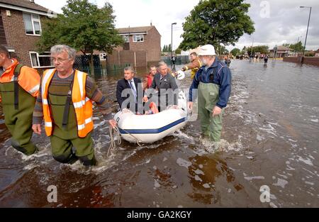 Le Prince de Galles voit les inondations à Toll Bar près de Doncaster aujourd'hui où il a été emmené par canot dans les parties les plus touchées du village inondé. Banque D'Images