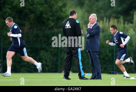 L'ancien directeur de l'Angleterre, Sven-Goran Eriksson, observe l'entraînement de Manchester City au terrain d'entraînement de Carrington, à Manchester. Banque D'Images