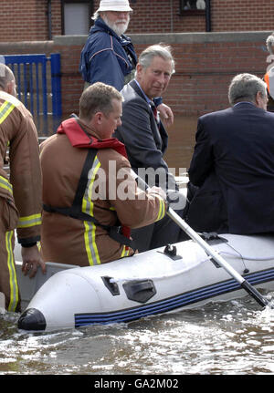 Le Prince de Galles voit les inondations à Toll Bar près de Doncaster aujourd'hui où il a été emmené par canot dans les parties les plus touchées du village inondé. Banque D'Images