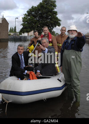 Le Prince de Galles voit les inondations à Toll Bar près de Doncaster aujourd'hui où il a été emmené par canot dans les parties les plus touchées du village inondé. Banque D'Images