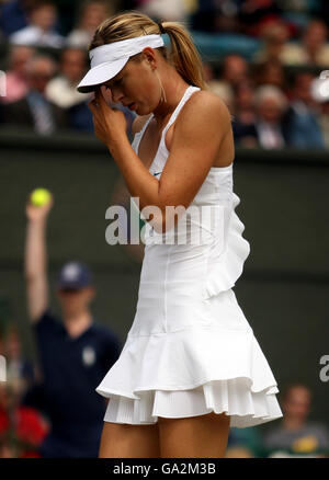 Tennis - Championnat de Wimbledon 2007 - neuvième jour - All England Club.Maria Sharapova est découragée lors de son match contre venus Williams Banque D'Images