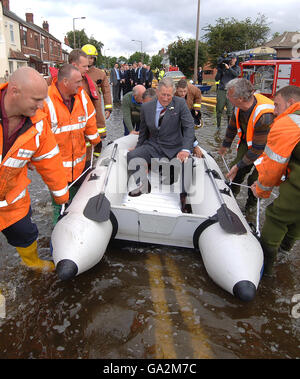 Le Prince de Galles voit les inondations à Toll Bar près de Doncaster aujourd'hui où il a été emmené par canot dans les parties les plus touchées du village inondé. Banque D'Images